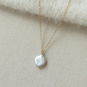 Collar de perlas barrocas con monedas, collar de perlas planas chapado en oro de 14 quilates, collar con colgante de una sola perla, collar de perlas para novias, joyería nupcial