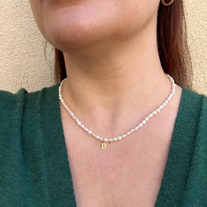 Colar inicial de pérolas de água doce, colar de pérolas com contas de ouro 14K, colar de letras de ouro, joias personalizadas, colar de camadas