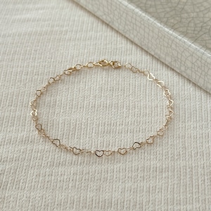 Dainty Heart Bracelet, 14K Gold Filled Heart Chain Bracelet, Love Bracelet, Minimalist Gold Bracelet, Gifts for Women, Valentines Gifts