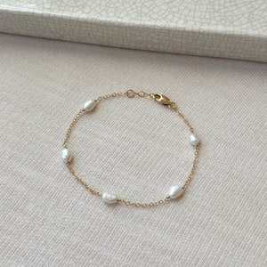 Pearl Bracelet 14K Gold Filled, Dainty Pearl Chain Bracelet, Bridesmaid Bracelet, Wedding Jewelry, Bride Pearl Bracelet, Gift for Her