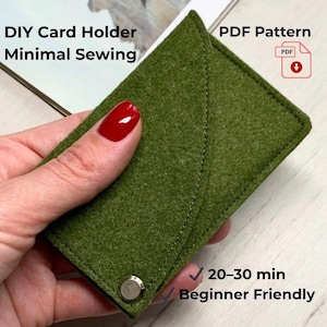 Könnte beinhalten: Ein grüner Kartenhalter aus Filz, gehalten in einer Hand. Der Text "DIY Card Holder Minimal Sewing" steht oben links. Der Text "PDF Pattern" steht oben rechts. Der Text "20-30 min Beginner Friendly" steht unten.