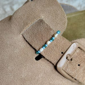 Handmade shoe charm, natural shell, size S, for Birkenstock Boston & clogs, made from jewelry beads, customizable