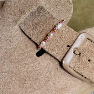 Handmade shoe charm, natural shell, size S, for Birkenstock Boston & clogs, made from jewelry beads, customizable