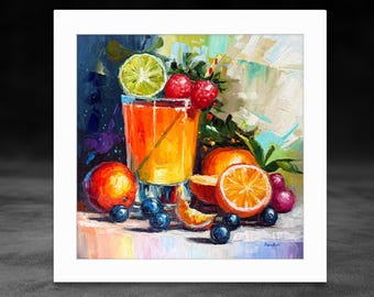 Puede incluir: Una vibrante pintura de naturaleza muerta que presenta un vaso alto de jugo de naranja con una rodaja de lima, fresas y una pajita a rayas. Naranjas, arándanos y uvas están dispuestos alrededor del vaso, creando una composición colorida.