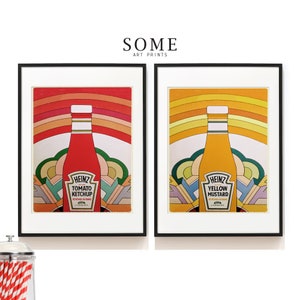 Op de afbeelding: Twee ingelijste prints van Heinz ketchup- en mosterdflessen tegen een kleurrijke regenboogachtergrond. De ketchupfles is rood en de mosterdfles is geel. Beide flessen hebben het Heinz-logo en de productnaam.