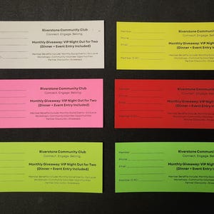 Puede incluir: Seis tarjetas rectangulares en varios colores: blanco, amarillo, rosa, rojo y dos tonos de verde. Cada tarjeta presenta el texto "Riverstone Community Club" y detalles para un sorteo mensual, incluyendo cena y entrada al evento.