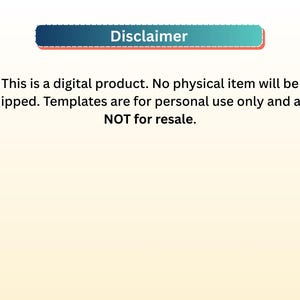 Puede incluir: Una taza de cer&aacute;mica blanca con asa negra y el texto "But First, Coffee" en negrita negra. La taza se encuentra sobre un fondo borroso, sugiriendo un ambiente acogedor. La taza mide aproximadamente 10 cm de altura.