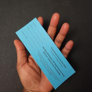 Puede incluir: Una tarjeta rectangular azul claro con l&iacute;neas para la informaci&oacute;n del miembro, sostenida en una mano. La tarjeta presenta texto para el Riverstone Community Club, incluyendo un sorteo mensual para una noche VIP para dos, con cena y entrada al evento.