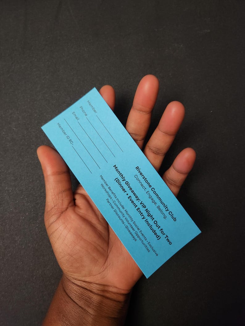 Puede incluir: Una tarjeta rectangular azul claro con l&iacute;neas para la informaci&oacute;n del miembro, sostenida en una mano. La tarjeta presenta texto para el Riverstone Community Club, incluyendo un sorteo mensual para una noche VIP para dos, con cena y entrada al evento.