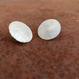 pretty round stud earrings with hammered pattern 925 silver dot as a gift as a set with chain