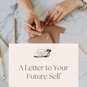 Könnte beinhalten: Eine weiße Karte mit dem Text "A Letter to Your Future Self" auf einer Marmorfläche. Eine Person schreibt mit einem Bleistift auf einen braunen Umschlag.