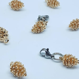 Marcador de puntada de cono de pino dorado hecho a mano / Regalo de tejedores y ganchillos / Rastreador / contador de progreso / Llavero / Accesorios de bolso / bolso