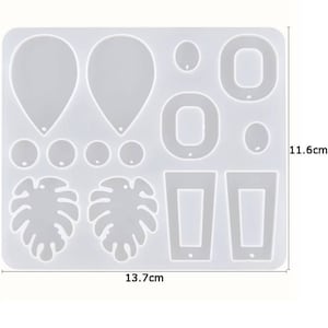 以下が含まれることがあります： イヤリングやその他のジュエリーを作るための白いシリコンモールド。モールドには、葉、円、長方形など、13種類の異なる形があります。モールドのサイズは13.7cm x 11.6cmです。