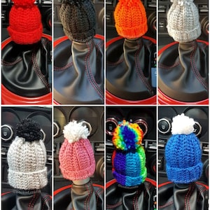 ¡Más de 30 COLORES! / Funda para pomo de palanca de cambios personalizada / Gorro de punto con pompón / Regalo de cumpleaños o Navidad / Accesorio para amantes de los coches nuevos