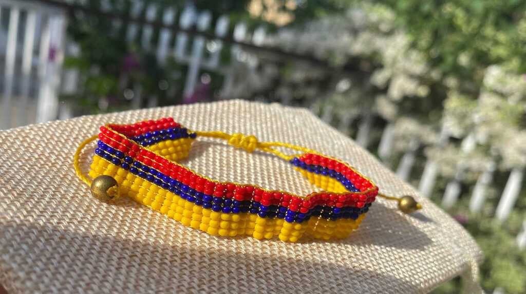 Pulsera hecha a mano con cuentas de bandera colombiana / azul Etsy