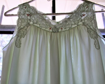 S-M/ Vintage Pale Mint Nightgown, Light Green, Sleeveless Lace Trimmed Nylon Gown, Lacy V-Neck w/ Pink Flower Details, 80's Shadowline