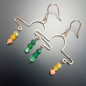 Pendiente de oro de alambre martillado con signo del zodiaco Libra, ombre de piedra de cristal verde-amarillo-melocotón. Pendiente perfecto para cumpleaños de Libra, pendiente de equilibrio.