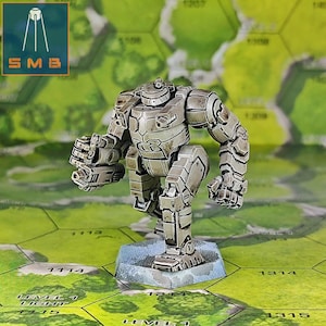 Puede incluir: Una detallada figura de robot en miniatura en tonos grises y blanquecinos, posada sobre una base hexagonal. El robot tiene una apariencia metálica texturizada con detalles mecánicos visibles. El fondo presenta un tablero de juego verde y amarillo con marcas numéricas y el texto "LEVEL 1 LIGHT".