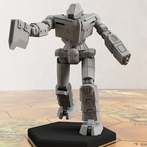 Könnte beinhalten: Ein graues, plastisches, artikuliertes Roboter-Spielzeug mit einer großen, flachen Hand und einer kleineren, zylindrischen Hand. Der Roboter steht auf einem sechseckigen Sockel.
