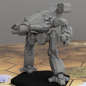 Könnte beinhalten: Graues, 3D-gedrucktes Modell eines zweibeinigen Mech-Roboters mit detaillierten mechanischen Komponenten und mehreren Waffensystemen. Der Roboter steht auf einer schwarzen Basis, vor einer sechseckigen Rasterkarte. Darstellung einer futuristischen Kriegsmaschine.