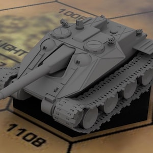 Könnte beinhalten: Ein graues Plastikmodell eines Panzers mit einer langen Kanone und Ketten. Der Panzer steht auf einem grauen Sockel mit schwarzen Zahlen.