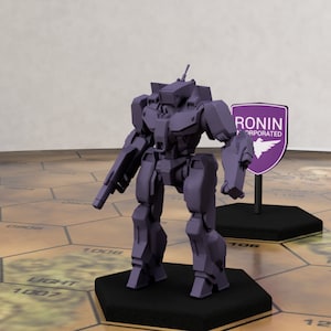 Op de afbeelding: Een paarse, gearticuleerde, humanoïde robotfiguur met een pistool in zijn rechterhand. De figuur staat op een zwarte zeshoekige basis met het woord "LIGHT" en het nummer "1007" erop gedrukt. De figuur staat op een bruine zeshoekige tegelvloer. Een schild met de woorden "RONIN INCORPORATED" is zichtbaar op de achtergrond.