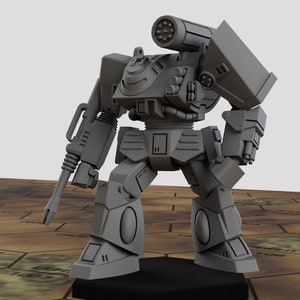 Peut inclure: Un robot mécha miniature gris, équipé d'un grand fusil et d'un lance-missiles. Le robot présente un design détaillé avec des articulations, des panneaux et une zone de cockpit visibles. Il se tient sur une base noire, avec un motif hexagonal en arrière-plan.