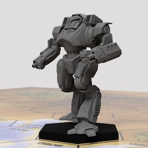 Puede incluir: Modelo gris detallado de un robot bípedo, de pie sobre una base hexagonal negra. El robot tiene una cabeza cuadrada, brazos articulados con accesorios en forma de pistola y piernas robustas. Está posado sobre un tablero de juego con baldosas hexagonales.