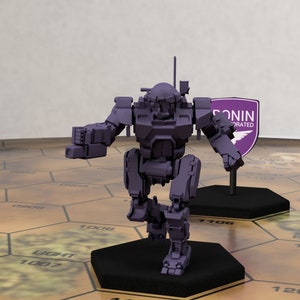 Könnte beinhalten: Eine purpurfarbene bemalte Miniatur-Roboterfigur, die auf einer schwarzen Basis steht. Der Roboter hat einen großen Kopf mit einem kuppelförmigen Helm und einer kleinen Antenne. Der Roboter hat zwei Arme mit Händen, die Waffen halten. Der Roboter hat zwei Beine und befindet sich in einer Gehpose. Der Roboter steht auf einer schwarzen Basis mit einem sechseckigen Muster. Die Basis befindet sich auf einer braunen Oberfläche mit einem sechseckigen Muster. Der Roboter ist mit "Ronin Incorporated" beschriftet.