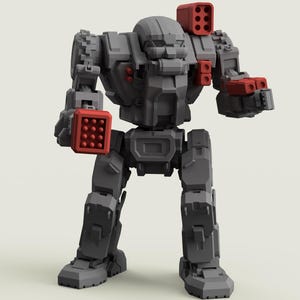 Può includere: Una figura di mech robotico grigio e rosso con un design dettagliato. Il mech ha una struttura squadrata e angolare con lanciatori di missili rossi sulle spalle e sulle braccia. La figura è in piedi, mostrando i suoi componenti meccanici.