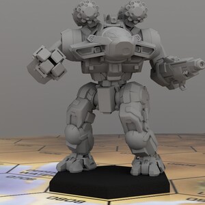以下が含まれることがあります： グレーで詳細な関節式ロボットモデル。右手に大きな銃を持ち、背中にミサイルランチャーを2つ装備している。ロボットは黒い六角形の台座の上に立っている。