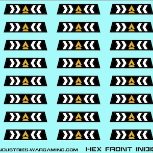Pode incluir: Fundo azul claro com um padrão repetido de setas pretas e brancas e triângulos dourados. A imagem inclui uma moeda de euro, uma moeda de libra esterlina e um quarto de dólar americano. O texto na parte inferior diz "WWW.DEFIANCE-INDUSTRIES-WARGAMING.COM HEX FRONT INDICAT".