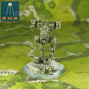 Könnte beinhalten: Ein weiß und grau bemalter Miniatur-Mech-Roboter mit detailliertem Design. Der Roboter steht auf einem sechseckigen Sockel mit einer weiß und grau bemalten Oberfläche.