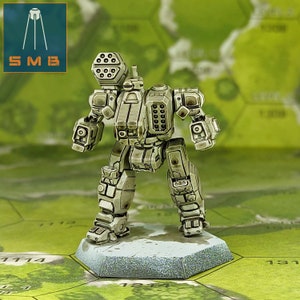 Può includere: Una dettagliata figura di mech in miniatura color beige con molteplici sistemi d'arma. La figura è su una base esagonale, con un logo nell'angolo in alto a sinistra. Il mech ha un design complesso con giunture e armi visibili, suggerendo un modello per giochi da tavolo o esposizione.