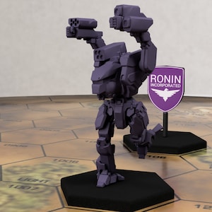 Puede incluir: Un robot en miniatura de plástico morado con múltiples armas y un escudo que dice "RONIN INCORPORATED". El robot está de pie sobre una base hexagonal negra.