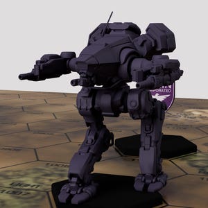 Puede incluir: Una figura de robot mecánico de color púrpura oscuro con extremidades articuladas, de pie sobre un tablero de juego de cuadrícula hexagonal. El robot tiene un escudo con texto y un logotipo púrpura. El tablero tiene texto y números.
