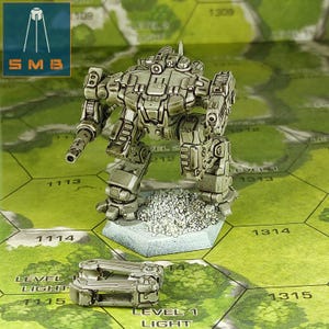 Könnte beinhalten: Ein silberfarbener Miniaturroboter mit einer Waffe, der auf einer blauen und weißen Basis steht. Der Roboter befindet sich auf einem grünen und braunen Spielbrett mit Zahlen und dem aufgedruckten Text "LEVEL 1 LIGHT".