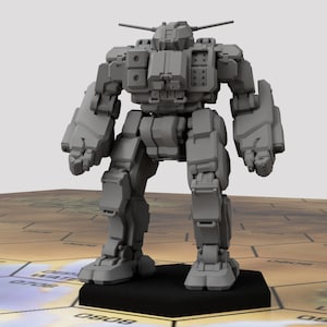 Könnte beinhalten: Ein graues, detailliertes, Plastikmodell eines Roboters mit einem großen, kastenförmigen Torso und beweglichen Gliedmaßen. Der Roboter steht auf einem sechseckigen Sockel.