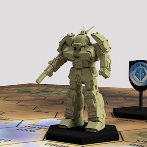 Op de afbeelding: Een beige plastic miniatuurrobot met een groot geweer, staand op een zwarte zeshoekige basis. De robot heeft een groot hoofd met een vizier en een groot borststuk. De robot staat op een zeshoekige tegel met de woorden "Depth 1 Water" erop gedrukt. De robot maakt deel uit van een bordspel.