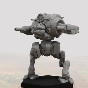 Puede incluir: Un modelo de plástico gris, detallado, articulado, de un robot futurista que camina, con un arma grande en el brazo derecho y un arma más pequeña en el brazo izquierdo. El robot está de pie sobre una base negra.
