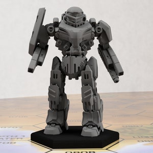 Puede incluir: Una figura de robot articulada gris con un escudo y dos pistolas. El robot está de pie sobre una base hexagonal.