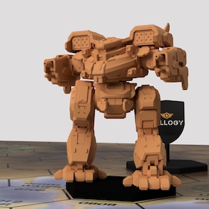 Puede incluir: Un robot mech en miniatura de plástico marrón con una base negra. El robot tiene una cabeza grande con múltiples cañones y un cuerpo grande con un cañón grande en cada brazo. El robot está de pie sobre una base negra con la palabra "ALLERGY" impresa en ella.