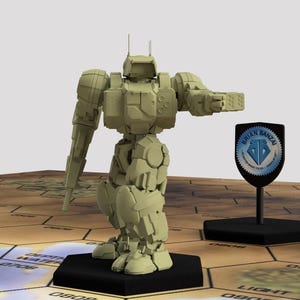 Op de afbeelding: Een beige plastic model van een robot met een groot geweer in zijn rechterhand. De robot staat op een zwarte zeshoekige basis. De basis staat op een bruin en beige zeshoekig tegelspelbord. Een zwart schild met een blauw logo met de tekst "Brian Banzai" is op de achtergrond.