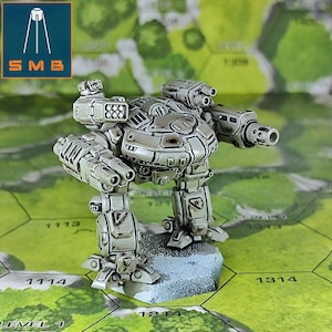 Pode incluir: Um robô mech em miniatura cinza detalhado, com múltiplas portas de armas e um design detalhado. O robô está em uma pequena base cinza, em um tabuleiro de jogo verde e bege. O canto superior esquerdo tem um logotipo com as letras "SMB".