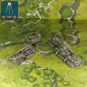 Könnte beinhalten: Drei silberne, miniaturisierte Militärfahrzeuge auf einem grünen sechseckigen Spielbrett. Die Fahrzeuge sind ein Panzer mit einer großen Kanone, ein Panzer mit einer kleineren Kanone und ein Panzer mit einem großen, kastenförmigen Aufbau auf dem Dach. Das Brett hat Zahlen und Text darauf, darunter "LEVEL 1", "LEVEL 2" und "LIGHT".