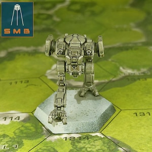 Könnte beinhalten: Ein grauer und brauner Miniaturroboter mit einem kuppelförmigen Kopf, der auf einem sechseckigen Spielbrett mit aufgedruckten Zahlen steht.