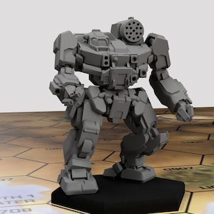 Può includere: Un robot articolato grigio con una grande pistola sulla schiena e una pistola più piccola nella sua mano destra. Il robot è in piedi su una base grigia.