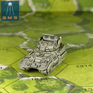 Op de afbeelding: Een zilveren miniatuur tank met een gedetailleerd ontwerp en een verhoogde toren met een radarantenne. De tank staat op een groen en bruin zeshoekig speelbord.