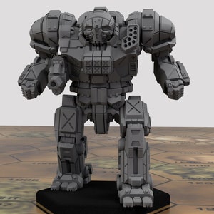 Könnte beinhalten: Ein graues, detailliertes Plastikmodell eines Roboters mit einem großen Kopf und mehreren Waffen. Der Roboter steht auf einem sechseckigen Sockel.