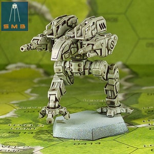 Puede incluir: Un modelo de robot mecha de plástico blanco y gris con una gran pistola en el brazo derecho. El robot está de pie sobre una base gris con un patrón hexagonal. El robot está en posición de caminar con la pierna derecha hacia adelante.